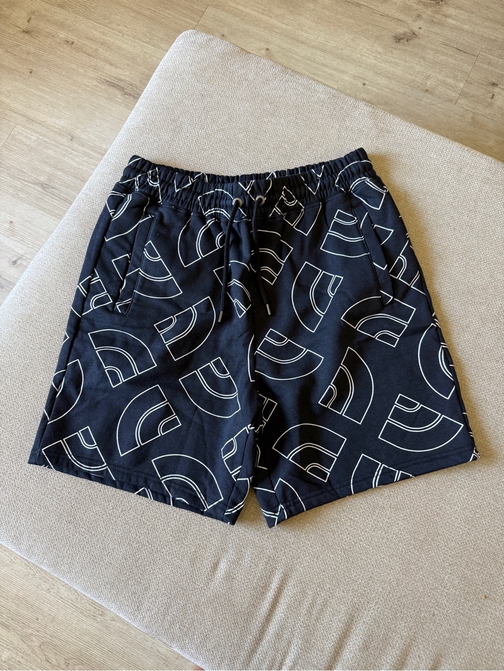 The North Face NWT AOP Fleece Shorts Men’s Medium Black Drawstring